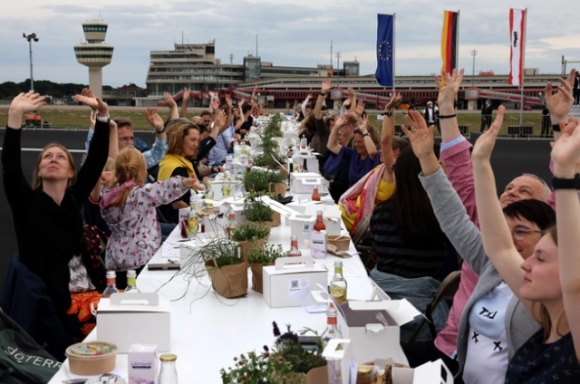 1 3000 Nguoi Du Tiec Mung Thoat Khoi Dai Dich O Duc