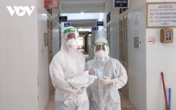 1 Ba Nhan Vien Y Te Ngat Xiu Sau Khi Giup San Phu Mac Covid 19 Vuot Can