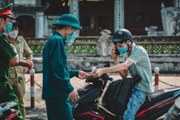 1 Nguoi Dan Ha Noi Ra Duong Phai Xuat Trinh Them Lich Truc Van Ban Phan Cong Nhiem Vu