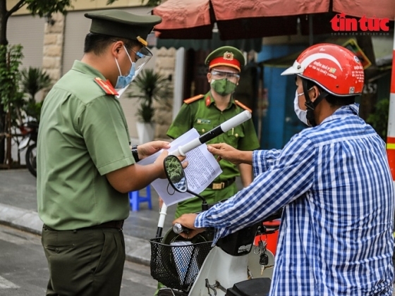 2 Nguoi Dan Ha Noi Ra Duong Phai Xuat Trinh Them Lich Truc Van Ban Phan Cong Nhiem Vu