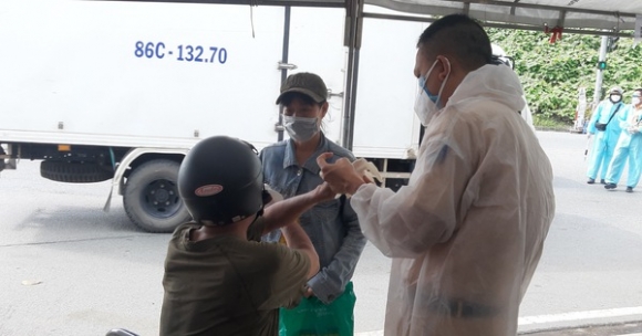 1 Cu 60 Tuoi Cuoc Bo Den Benh Vien Duoc Csgt Chot Kiem Dich Dua Di