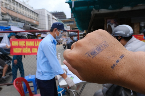 1 Dong Dau Da Khai Bao Y Te Len Tay Nguoi Dan Di Cho