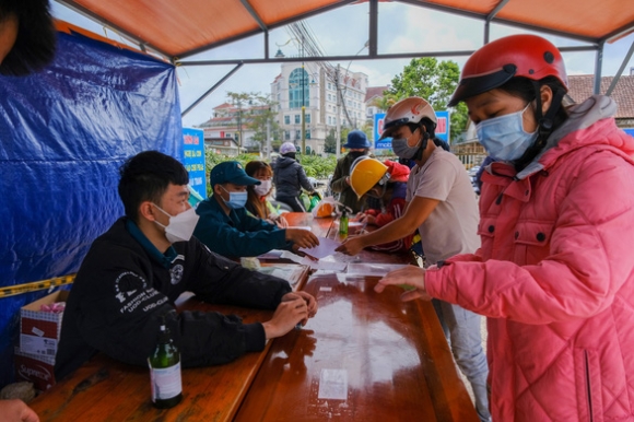 2 Dong Dau Da Khai Bao Y Te Len Tay Nguoi Dan Di Cho