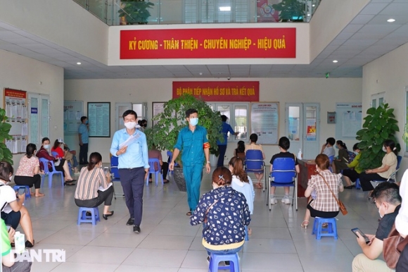 1 Ha Noi Co Nguoi Xin Xac Nhan Giay Di Duong Vi O Nha Chan Qua