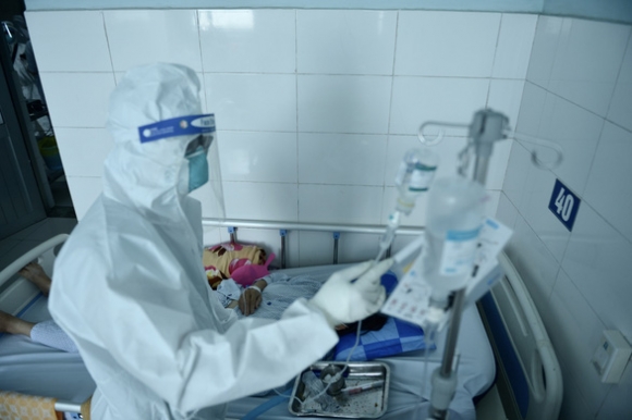 1 Tphcm Can Bo Sung Hon 12000 Nhan Su Y Te De Phong Chong Dich Covid 19