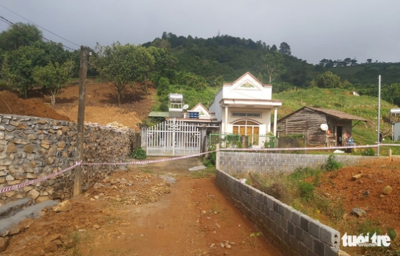 2 Xe Cuu Thuong Bo Nguoi Benh Doc Duong Ca Xom Bi Phong Toa