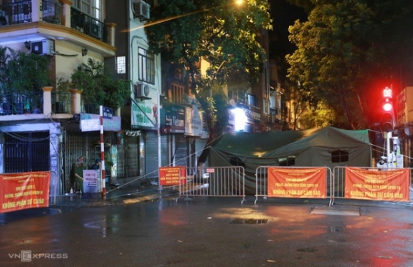 1 Ha Noi Phong Toa Mot Day Pho Doi Can