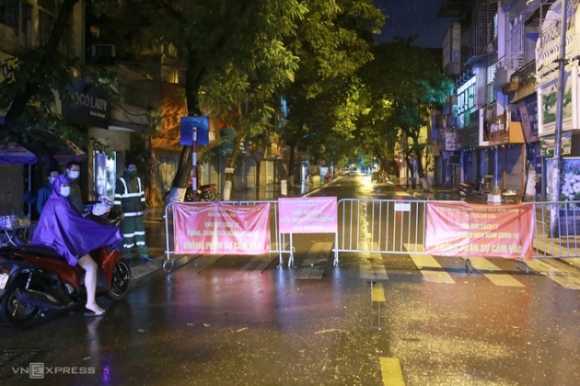 2 Ha Noi Phong Toa Mot Day Pho Doi Can