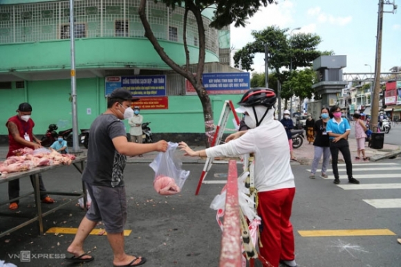 7 Nguoi Dan Tp Hcm Lai Un Un Di Sieu Thi Hieu Thuoc