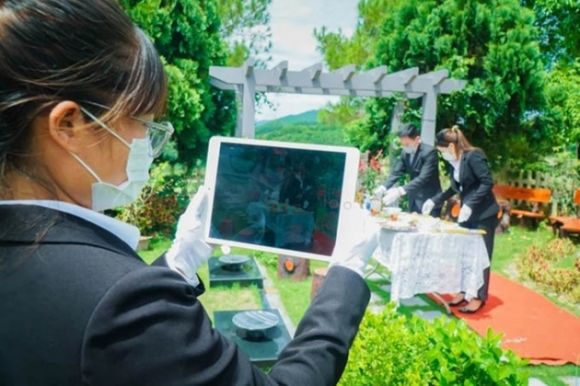 8 Dich Covid 19 Nguoi Ha Noi Cung Le Vu Lan Online Vieng Mo Qua Video Call