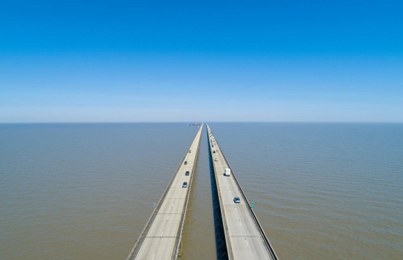 Nhiều tài xế không dám đi hết cây cầu dài nhất thế giới