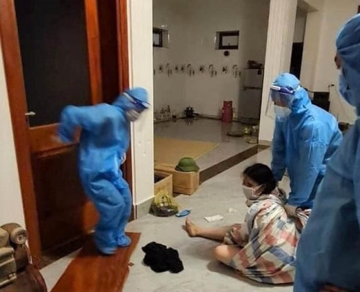 1 Khoi To Nguoi Phu Nu Tu Lot Quan Ao De Chong Doi Di Cach Ly