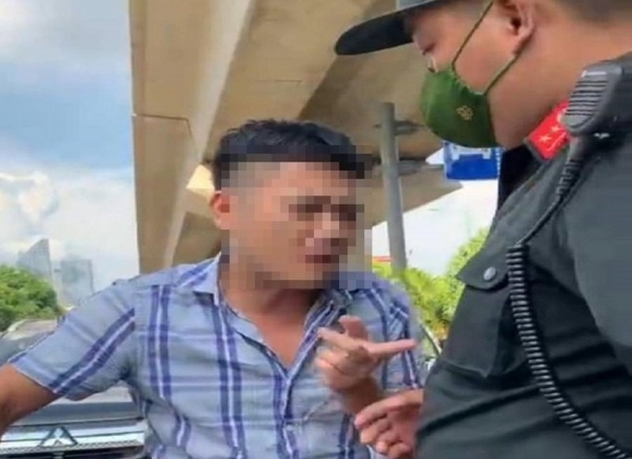 1 Khong Khau Trang Khong Giay Ra Duong Thanh Nien Con Thach Cong An Danh Nhau