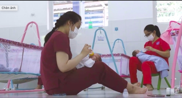 Nữ tiếp viên hàng không ''làm mẹ'' hàng chục đứa trẻ sơ sinh có mẹ là F0