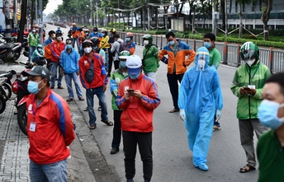 1 Shipper Xep Hang Tu Sang Som Cho Test Nhanh O Tram Y Te Luu Dong