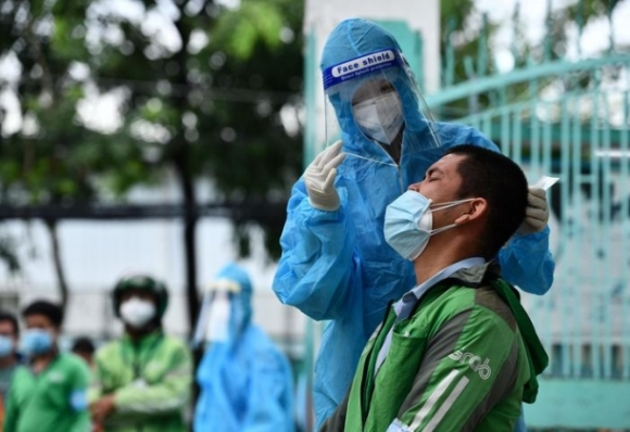 2 Shipper Xep Hang Tu Sang Som Cho Test Nhanh O Tram Y Te Luu Dong