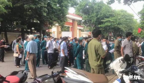 1 Nguoi Dan Chen Chuc Cho Tiem Vac Xin Phong Covid 19 O Vinh