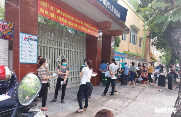 2 Nguoi Dan Chen Chuc Cho Tiem Vac Xin Phong Covid 19 O Vinh