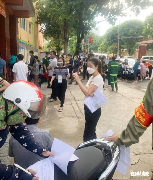 3 Nguoi Dan Chen Chuc Cho Tiem Vac Xin Phong Covid 19 O Vinh