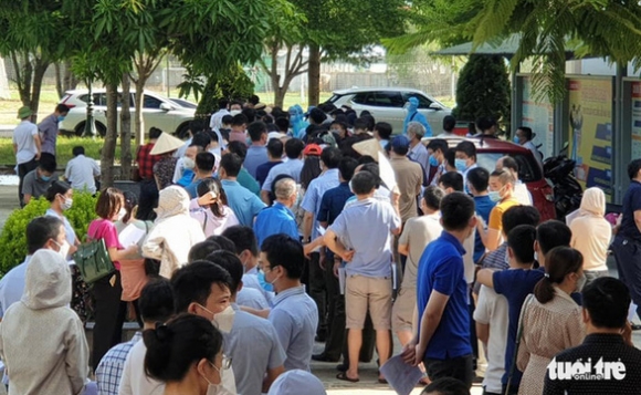 4 Nguoi Dan Chen Chuc Cho Tiem Vac Xin Phong Covid 19 O Vinh