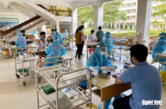 5 Nguoi Dan Chen Chuc Cho Tiem Vac Xin Phong Covid 19 O Vinh