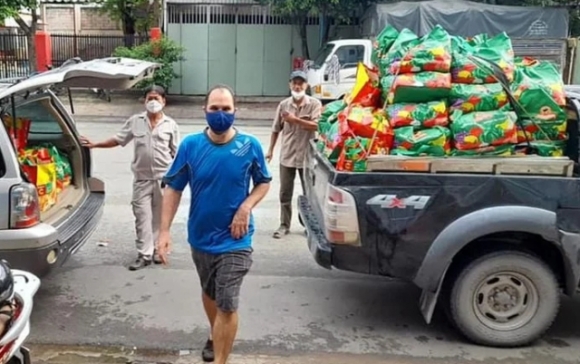 1 Ong Tay 4 Thang Lien Tuc Lam Thien Nguyen Mang Hang Chuc Tan Gao Va Rau Cu Den Ba Con Kho Khan O Sai Gon