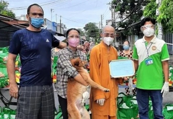 2 Ong Tay 4 Thang Lien Tuc Lam Thien Nguyen Mang Hang Chuc Tan Gao Va Rau Cu Den Ba Con Kho Khan O Sai Gon