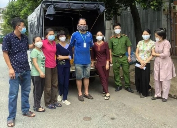 3 Ong Tay 4 Thang Lien Tuc Lam Thien Nguyen Mang Hang Chuc Tan Gao Va Rau Cu Den Ba Con Kho Khan O Sai Gon