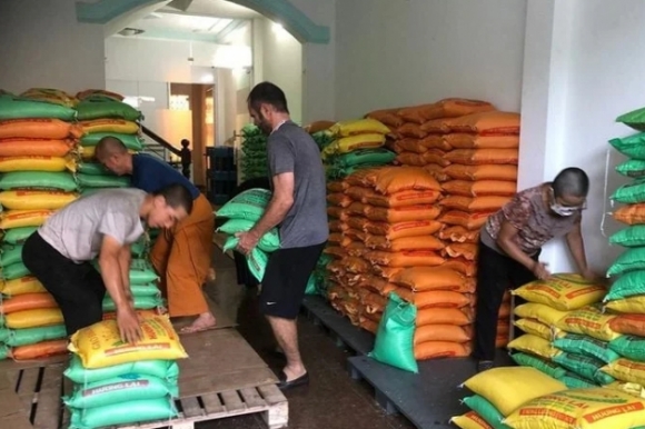 4 Ong Tay 4 Thang Lien Tuc Lam Thien Nguyen Mang Hang Chuc Tan Gao Va Rau Cu Den Ba Con Kho Khan O Sai Gon