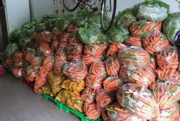 5 Ong Tay 4 Thang Lien Tuc Lam Thien Nguyen Mang Hang Chuc Tan Gao Va Rau Cu Den Ba Con Kho Khan O Sai Gon