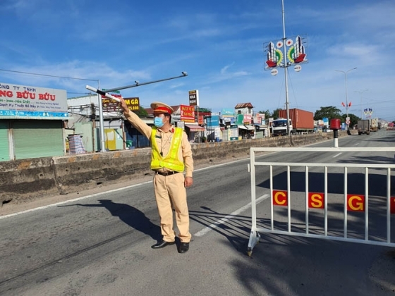 1 Nguoi Dan Ong Treo Banh Mi Tren Xe May Di Tu Tphcm Ve Vung Tau Lam Lay Covid 19