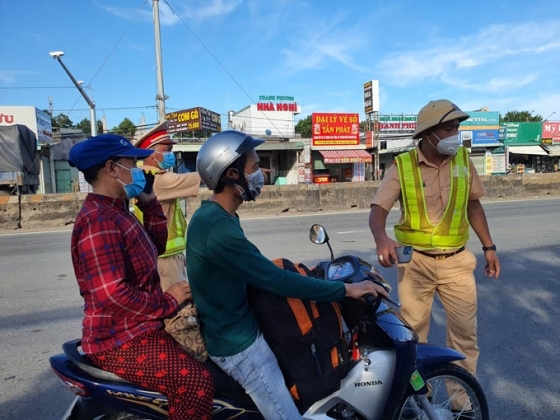 2 Nguoi Dan Ong Treo Banh Mi Tren Xe May Di Tu Tphcm Ve Vung Tau Lam Lay Covid 19