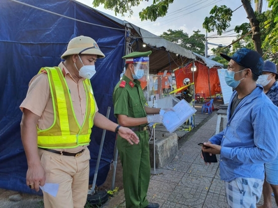 3 Nguoi Dan Ong Treo Banh Mi Tren Xe May Di Tu Tphcm Ve Vung Tau Lam Lay Covid 19