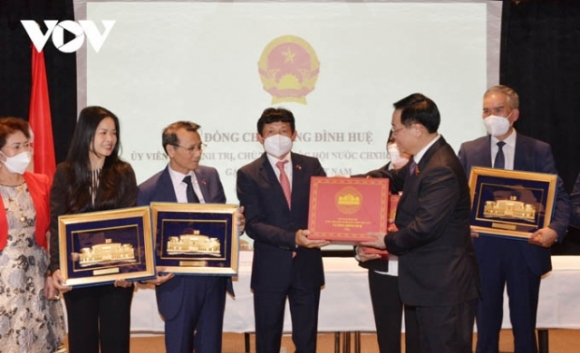 4 Chu Tich Quoc Hoi Gap Dai Dien Cong Dong Nguoi Viet Nam Tai 6 Nuoc Trung Dong Au