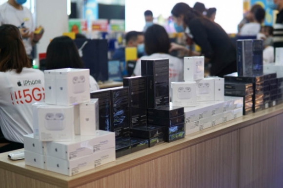 2 Thi Truong Iphone Am Dam