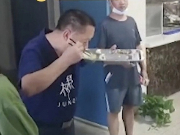 1 Hieu Truong Trung Quoc An Com Thua Cua Hoc Sinh