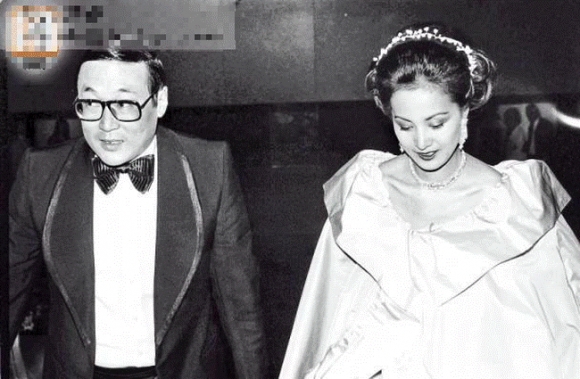 2 Chong Co 3 Nhan Tinh Bi Tieu Tam De Doa Vo Mim Cuoi Chap Nhan Suot 43 Nam Ai Ngo Do La Van Co Cao Tay Giup Ba Am Tron Gia San 24 Nghin Ty