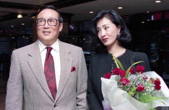 6 Chong Co 3 Nhan Tinh Bi Tieu Tam De Doa Vo Mim Cuoi Chap Nhan Suot 43 Nam Ai Ngo Do La Van Co Cao Tay Giup Ba Am Tron Gia San 24 Nghin Ty