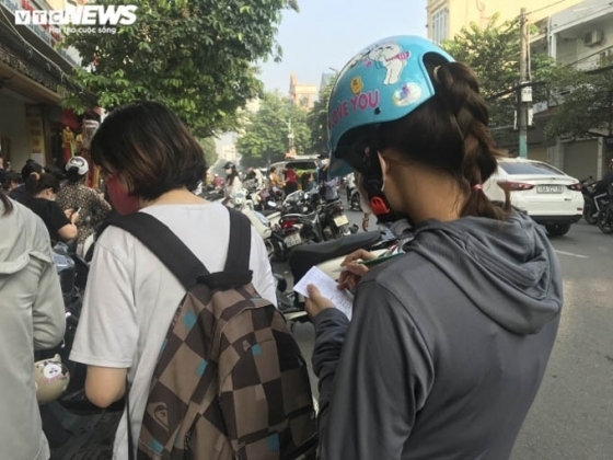 4 Nguoi Dan Hai Phong Rong Ran Xep Hang Mua Banh Trung Thu Truyen Thong