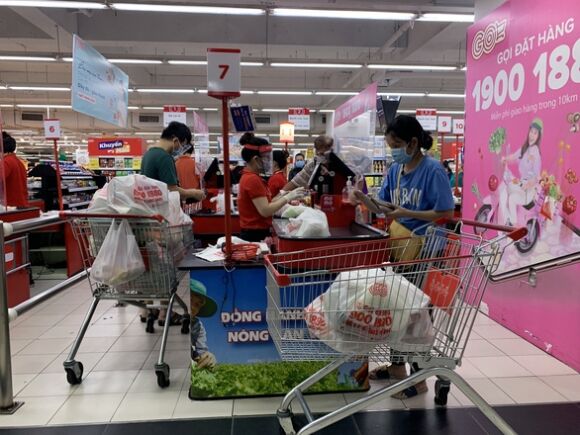 1 Nguoi Dan Quan 7 Mung Ro Di Sieu Thi Quan An Lien Tuc Chot Don Qua App