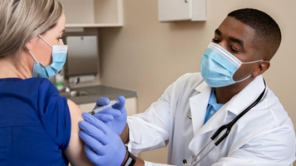 Phản ứng sau tiêm vaccine COVID-19 sẽ khác nhau theo giới tính?