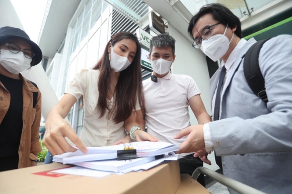 1 Thuy Tien Va Cong Vinh Cong Bo Sao Ke Ngay Tai Ngan Hang