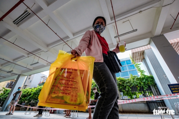 10 Nguoi Dan Ha Noi Xep Hang Tu 4h Sang Mua Banh Trung Thu