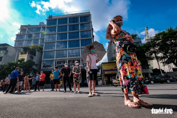 1 Nguoi Dan Ha Noi Xep Hang Tu 4h Sang Mua Banh Trung Thu