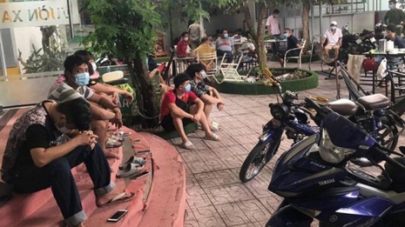 1 Nhom Thanh Nien Tu Tap Danh Bai Xet Nghiem Nhanh Co 1 Nguoi Duong Tinh