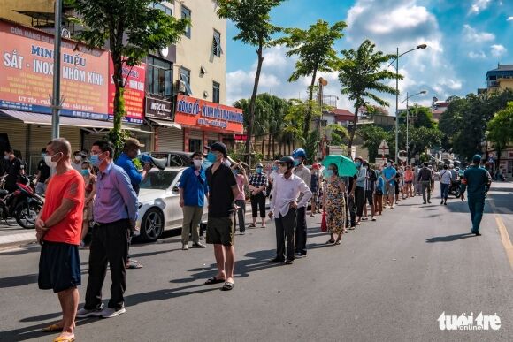 2 Nguoi Dan Ha Noi Xep Hang Tu 4h Sang Mua Banh Trung Thu
