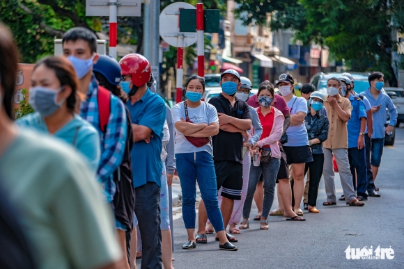 3 Nguoi Dan Ha Noi Xep Hang Tu 4h Sang Mua Banh Trung Thu