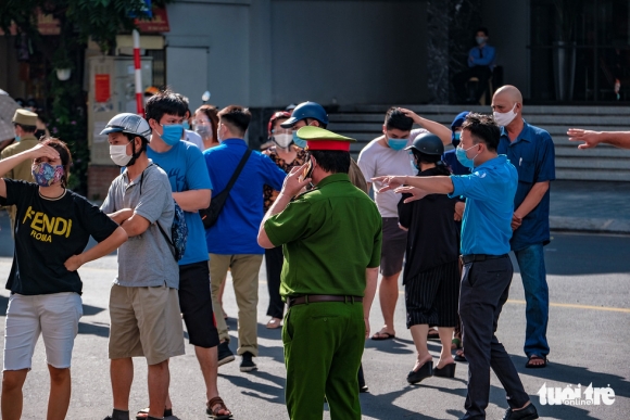 4 Nguoi Dan Ha Noi Xep Hang Tu 4h Sang Mua Banh Trung Thu