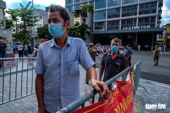 5 Nguoi Dan Ha Noi Xep Hang Tu 4h Sang Mua Banh Trung Thu