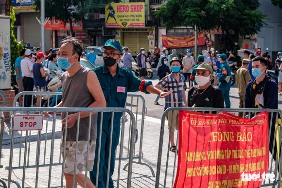 6 Nguoi Dan Ha Noi Xep Hang Tu 4h Sang Mua Banh Trung Thu